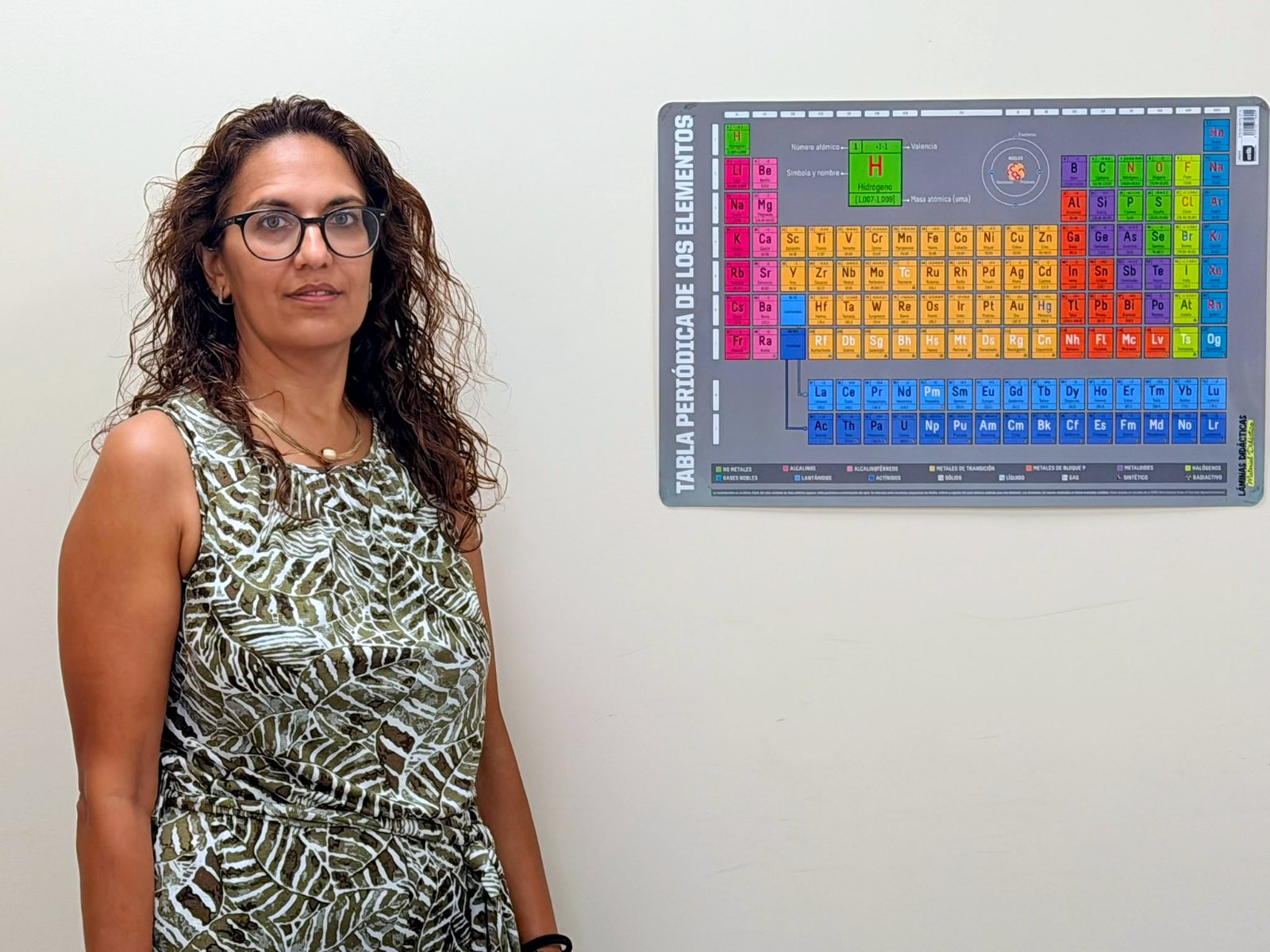 Ani Assandas, directora de Alquimia Centro de Formación, en un aula junto a la tabla periódica