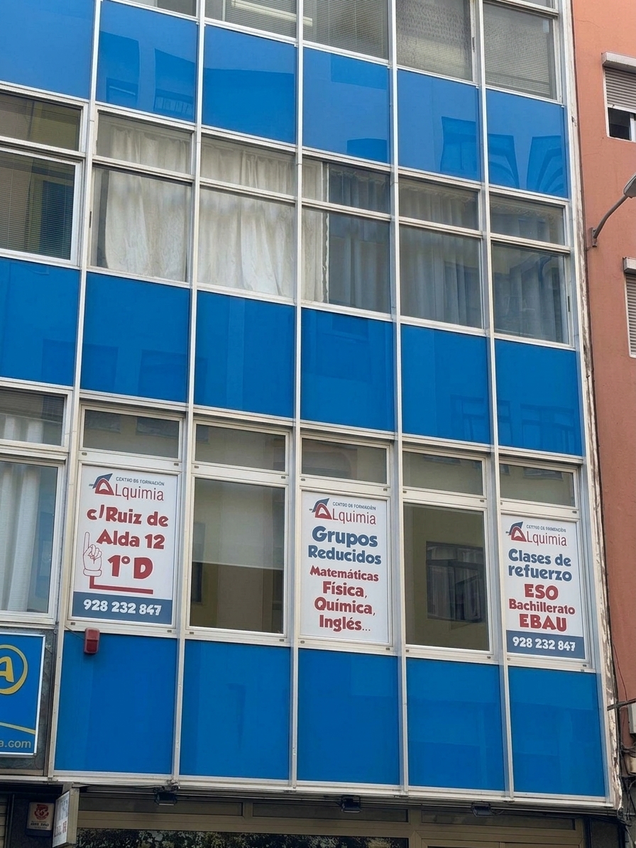 Carteles de Alquimia en la fachada de la calle Ruiz de Alda, 12